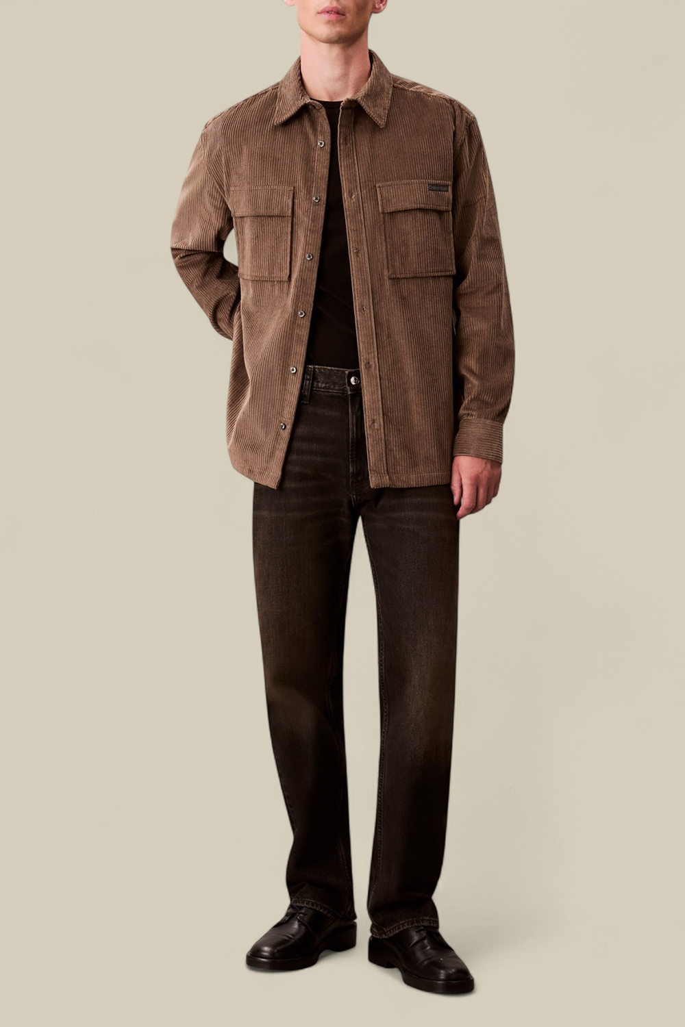 תמונת כל הלוק של חולצת כפתורים קורדרוי